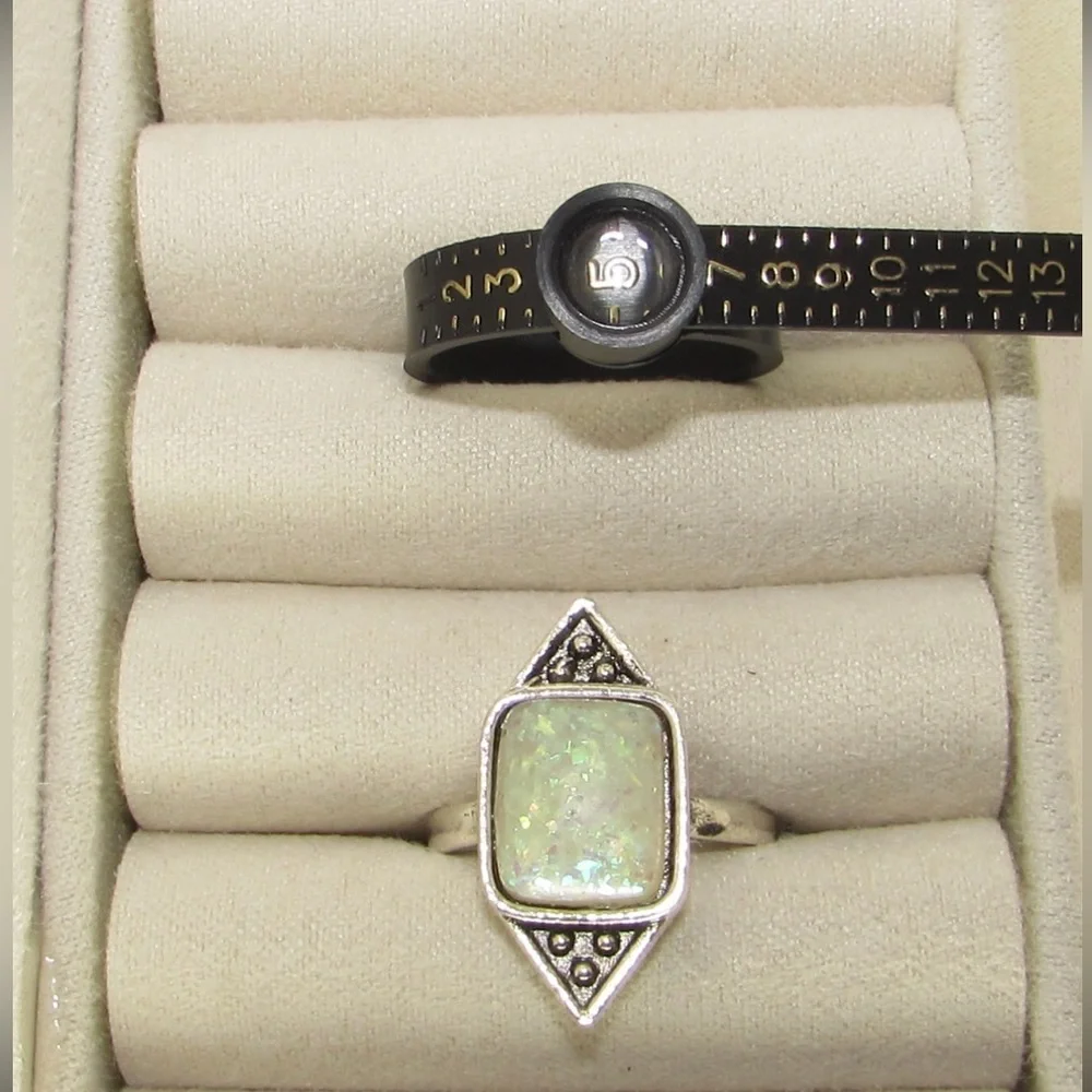 Elegant Silver and White Gemstone Ring - Picture 3 of 4